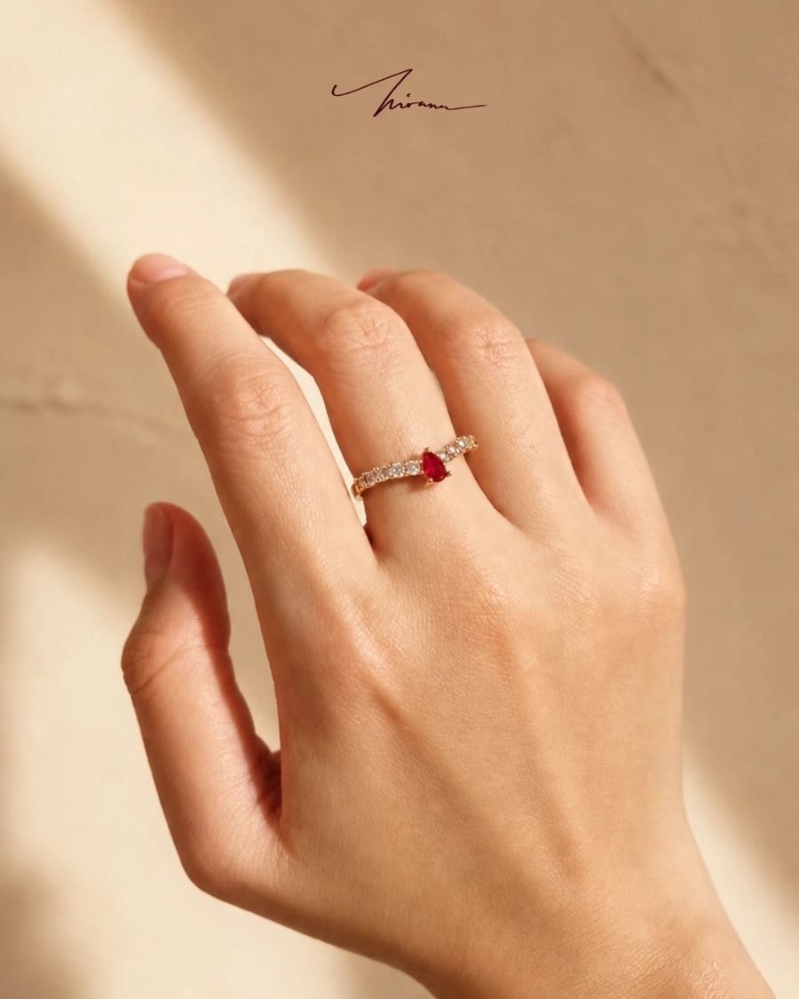 Cincin di jari di atas sutra krem